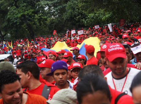 Los revolucionarios de distintos estados del país que comienzan a concentrarse en la torre La Previsora, en Plaza Venezuela.