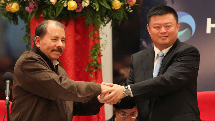 Daniel Ortega y el representante de HKND Group, de China
