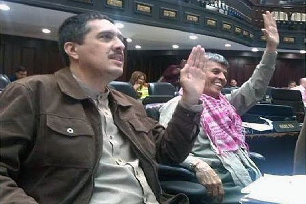 -Los diputados pesuvistas merideños Ramón Lobo y Diógenes Andrade en el momento de votar para aprobar los recursos para el Estado Mérida