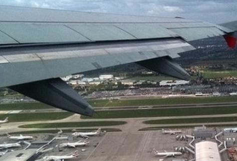 Un avión sobrevuela el aeropuerto de Heathrow (Londres)