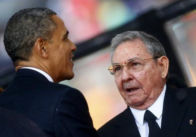 Obama y Raúl Castro se saludaron brevemente durante el funeral de Nelson Mandela.