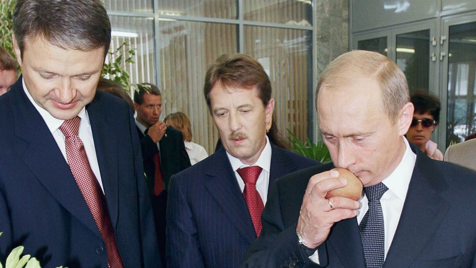 El presidente Vladimir Putin huele una manzana cultivada en Rusia