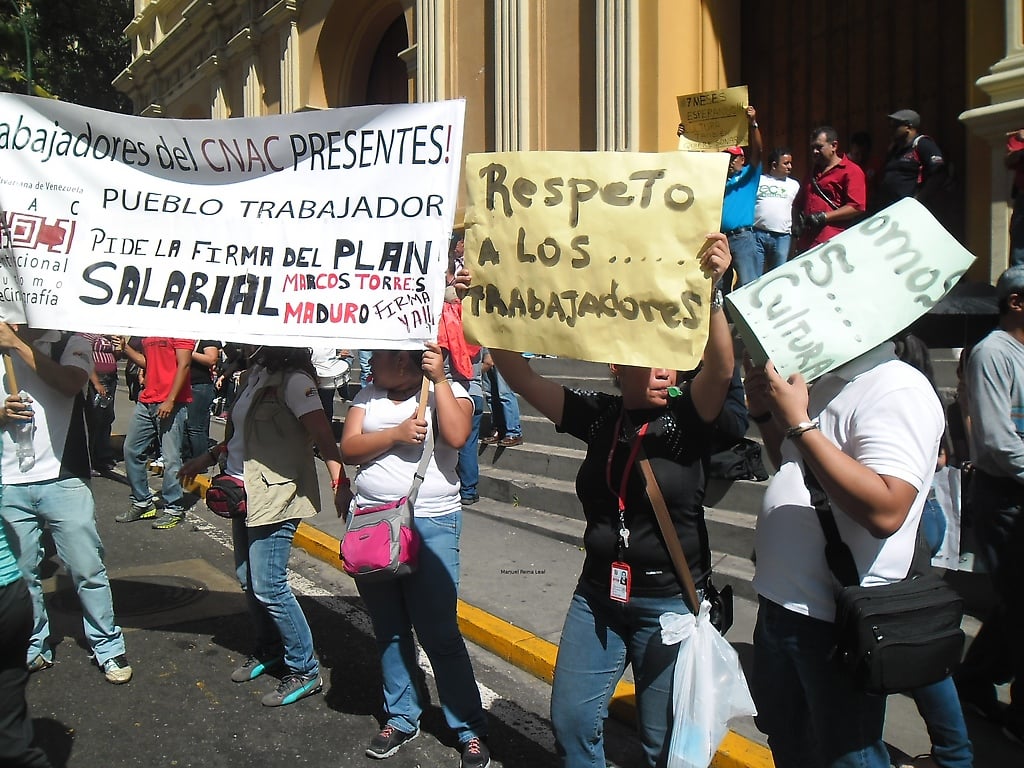 Trabajadores del Ministerio del Poder Popular para la Cultura y entes adscritos protestando en las cercanias de la esquina de Carmelitas.