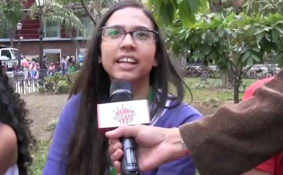 Oriana Pino de la juventud comunista de Venezuela en el acto de solidaridad con Venezuela y la Revolución Bolivariana, en la plaza Bolívar de Caracas