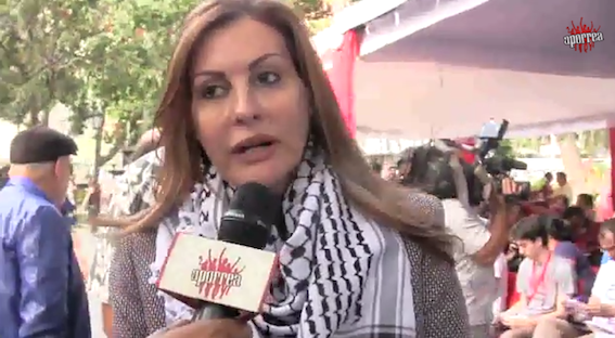 Embajadora de Palestina en Venezuela declarando para Aporrea desde la plaza Bolívar de Caracas