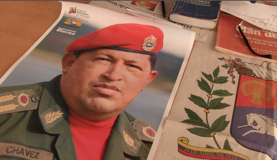 Trabajadores dijeron no a la  injerencia norteamericana Chávez observa desde la mesa