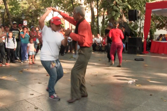 Elegancia en el bailar de está pareja en la Plaza Bolívar
