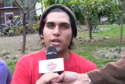 En el acto de solidaridad con Venezuela y la Revolución Bolivariana, Simón Maldonado de la juventud comunista de Venezuela, declarando para Aporrea