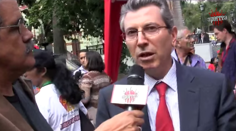 El embajador de Siria en la plaza Bolívar de Caracas declarando para Luis Salazar de  Aporrea