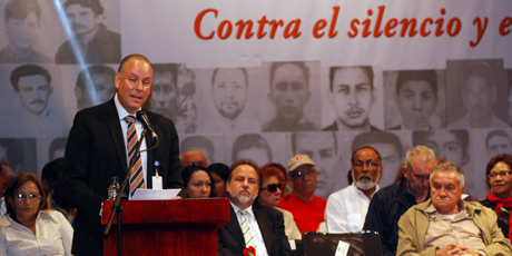 El vicefiscal general de la República, Joel Espinoza, entregó a los familiares los restos de siete venezolanos asesinados y desaparecidos entre los años 1965 y 1969