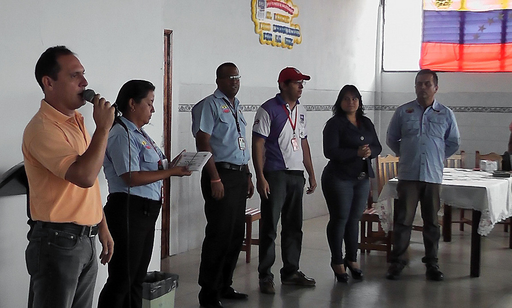 Autoridades pertenecientes la Oficina Municipal Antidrogas (OMA) de la Alcaldía Andrés Bello y la Organización Bolivariana Estudiantil (OBE) al frente del  foro