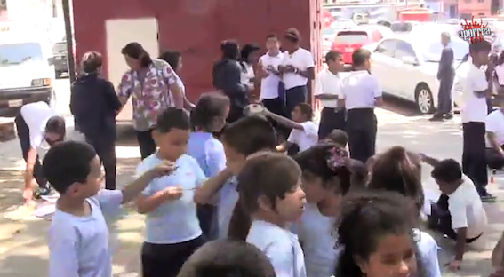 Niños y niñas en la Cañada del 23 de Enero en plena actividad
