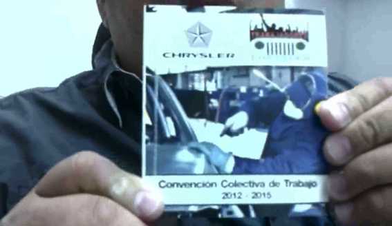 Christian Pereira muestra la Convención Colectiva de Trabajo, 2012-2115, desde la sede del Sindicato de Trabajadores  de Chrysler, en Valencia