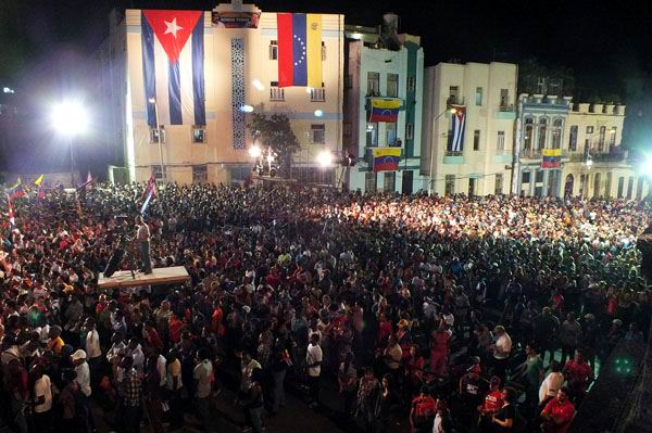 Miles de personas se congregaron para disfrutar de una velada musical en solidaridad con Venezuela, ante la reciente agresión por parte del gobierno de Estados Unidos.