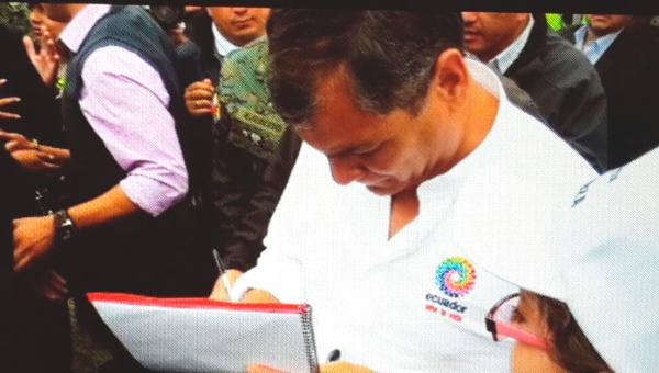 Presidente Correa firmando
