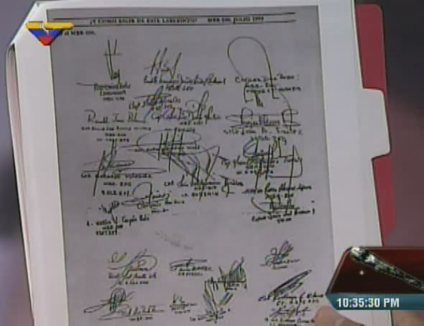 Cabello mostró el documento de 1992 y destacó entre los firmantes a Hugo Chávez, Carlos Díaz Reyes, Ronald Blanco, Gerardo Márquez, su persona y otros funcionarios militares.