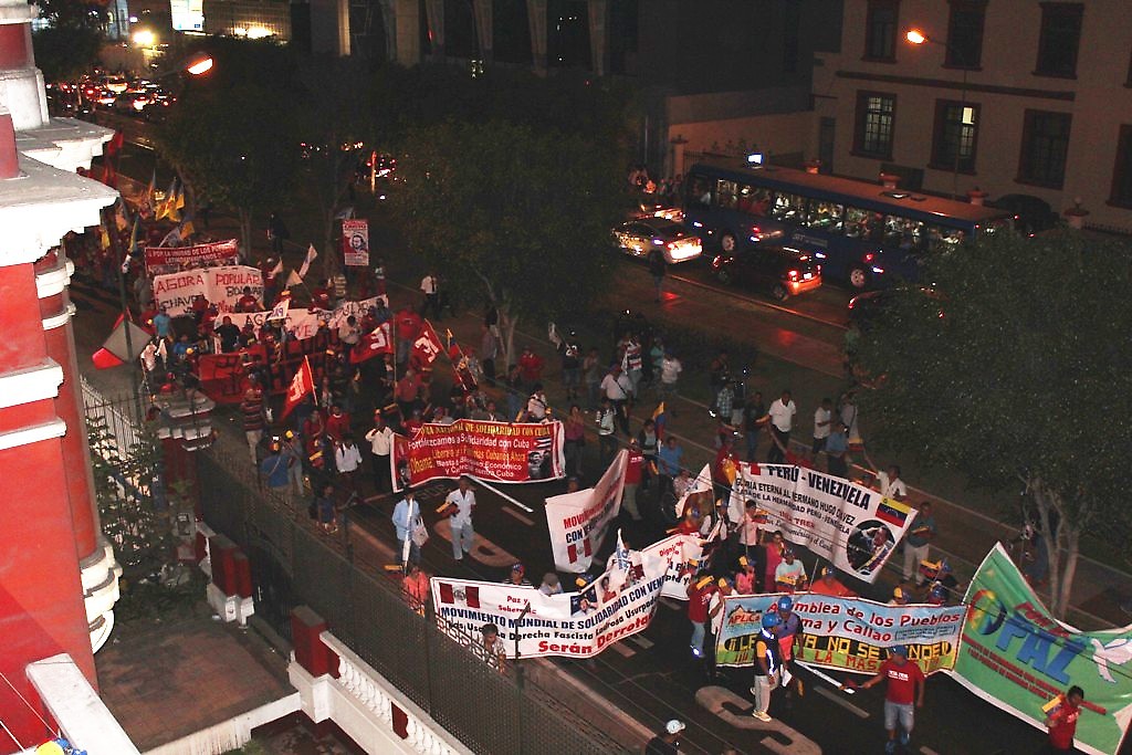 Marcha de movimientos populares y organizaciones de izquierda del Perú en solidaridad con la revolución bolivariana