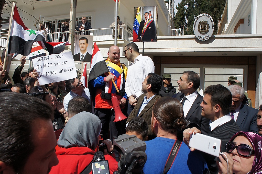 El pueblo fue recibido por el Embajador venezolano Imad Saab Saab, quien expresó su agradecimiento en nombre del pueblo venezolano y del Gobierno Nacional de Nicolás Maduro, por tantas expresiones de solidaridad en la lucha por nuestra soberanía