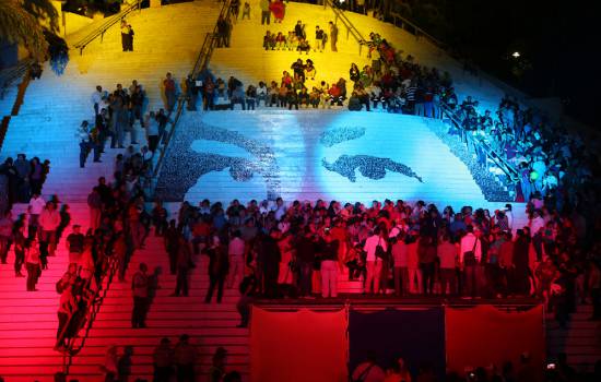 Entre tonalidades de color blanco y negro fue plasmado en un mosaico los ojos del fallecido presidente Hugo Chávez.