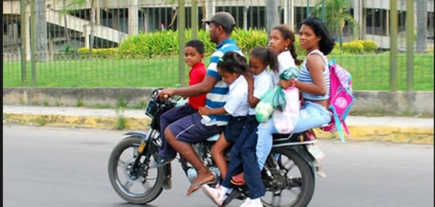 En Venezuela se ha hecho común la violación de leyes de tránsito por parte de motorizados que ponen en riesgo sus vidas y la de sus propios familiares, en especial, menores.