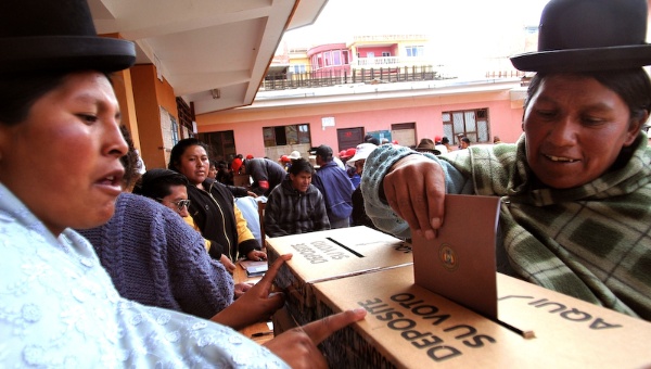 Bolivianos eligen a sus autoridades en comicios regionales
