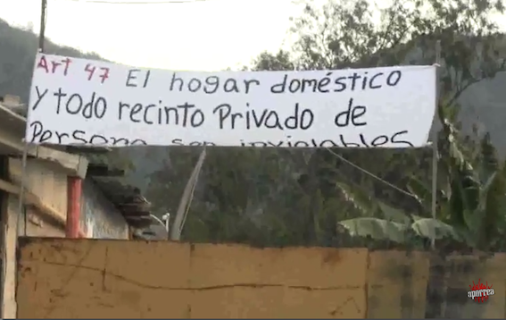 Intentan desalojar a la comunidad de sobreancho de Tazón, esta pinta menciona el artículo 47 de la Constitución de la República Bolivariana de Venezuela: ``El hogar doméstico y todo recinto privado de personas sean inviolables´´
