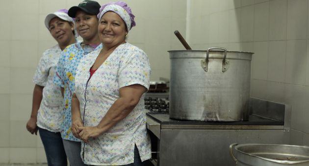 Las madres procesadoras son figuras esenciales del Programa de Alimentación Escolar (PAE), creado por el comandante Hugo Chávez en el año 2000 como una herramienta para combatir la subnutrición y la deserción escolar.