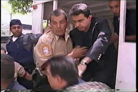 Detención de Tarek William Saab por policías al día siguiente del golpe de Estado de abril de 2002