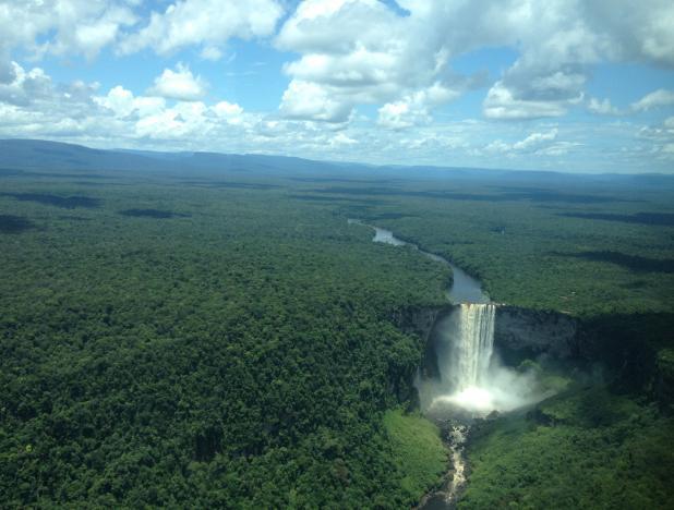 Cataratas Kaieteur, región Cuyuni-Mazaruni del Esequibo venezolano.
