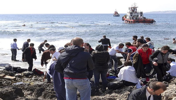 Inmigrantes indocumentados llegan a la playa de Zefyros en Rodas.