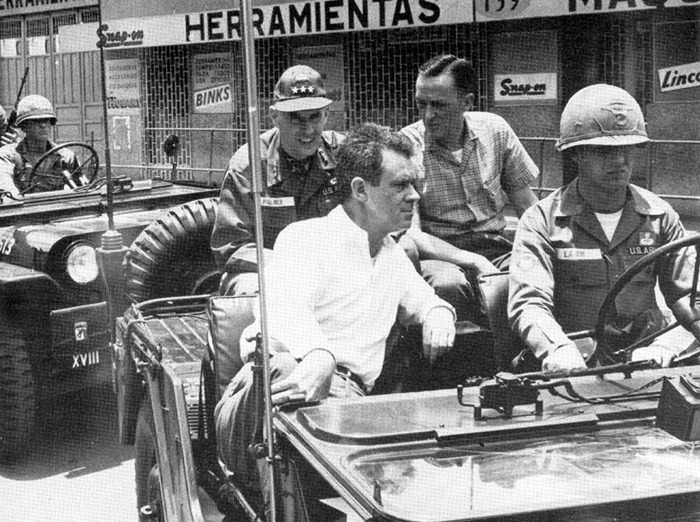 Gringos invasores pasean por Santo Domingo en 1965