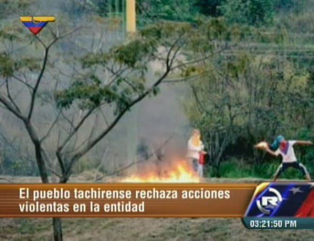 Presuntos "estudiantes, encapuchados, recibieron dos mil bolívares para que en la tarde del lunes quemaran un camión de Pdvsa Gas y rompieron los vidrios de una unidad de TransTáchira.