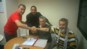 Firma del acuerdo comercial. A la izquierda Jose Antonio Nuñez, a la derecha el alcalde Juan Manuel Sánchez Gordillo