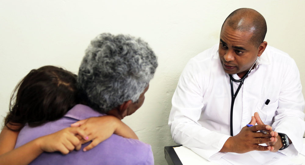 Médico cubano en Brasil. El programa "Mais Médicos" cuenta con alta aprobación popular