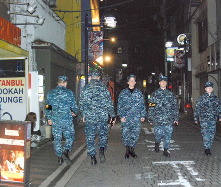 Militares estadounidenses patrullan las calles de Kanagawa.
