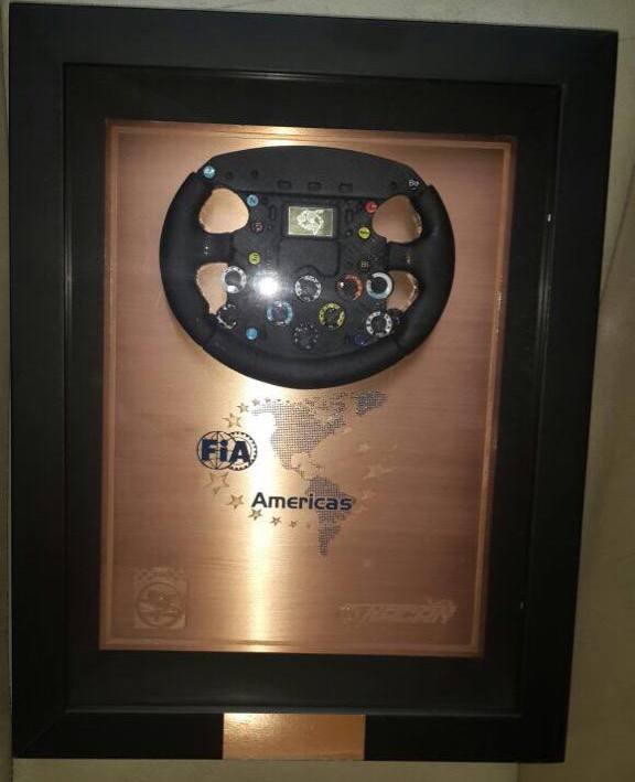 Jhonny Amadeus Cecotto recibió el premio como Mejor Piloto de las Américas 2014 de la Federación Internacional de Automovilismo.
