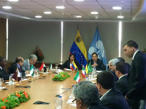 El Ministro del Poder Popular de Petróleo y Minería, Asdrúbal Chávez y la canciller de la República, Delcy Rodríguez.