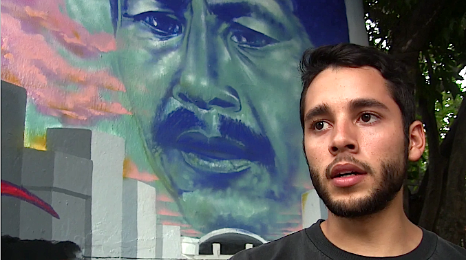 El joven artista Julio Linares  autor del mural dedicado al cacique Sabino