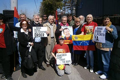 Varias docenas de personas reunidas portaban banderas de Serbia y Venezuela, junto a carteles con la imagen de Hugo Chávez.