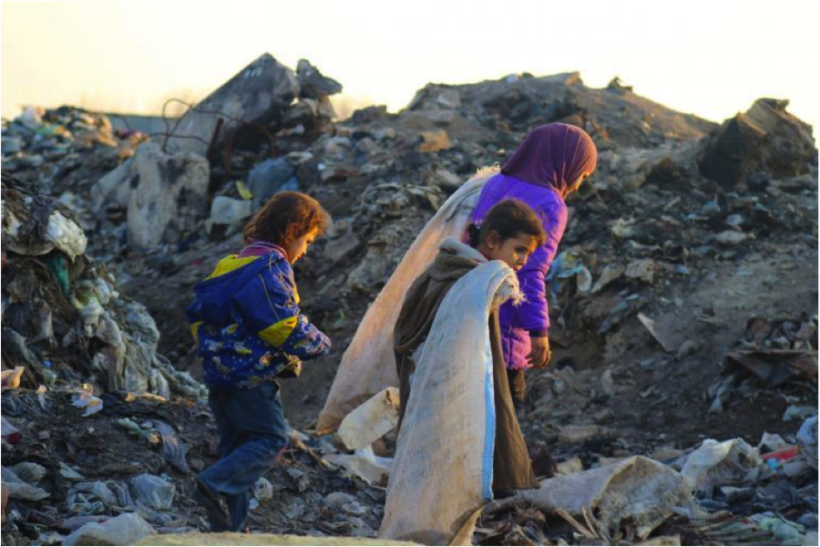 Niños de Douma buscando plásticos y materiales para quemar y calentarse. Foto: Mohamed MajdAldik