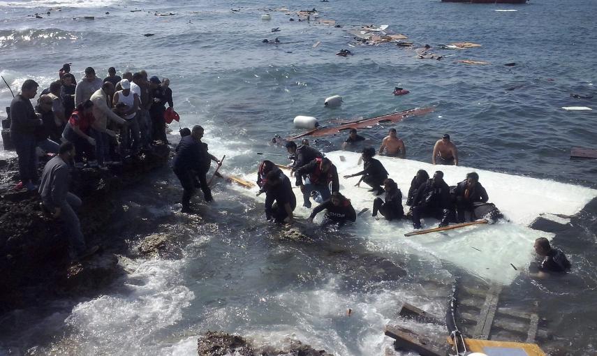 Tragedia en la isla de Rodas, Grecia. Muchos se salvaron porque los lugareños los auxiliaron