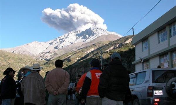Dos distritos en emergencia por actividad del volcán Ubinas en Perú.