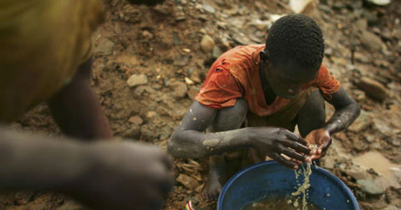 Niños de Nigeria mueren por consumir agua contaminada