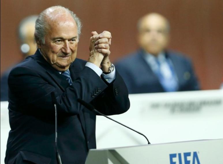 Joseph Blatter festeja luego de conseguir un quinto mandato como dirigente de la FIFA