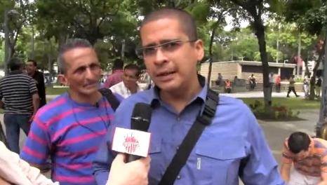 Nicmer Evans frente a la Fiscalía en solidaridad con Alcedo Mora declarando para Aporrea