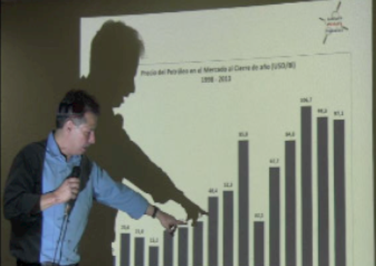 Heibert Barreto  explica uno de los gráficos que uso en su presentación sobre Fuga de Capitales y Desfalco en Venezuela., en  la instalación de la Plataforma para la Auditoría Pública y Ciudadana