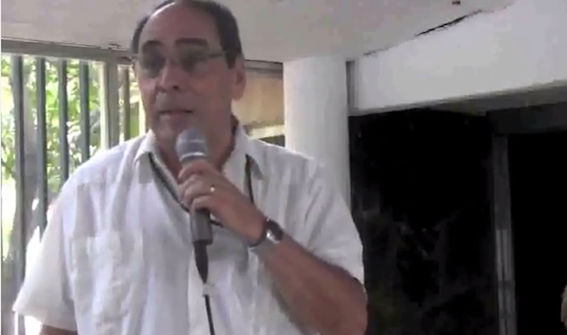 Profesor Héctor Navarro durante su presentación Corrupción e Impunidad durante la instalación de La Plataforma para una Auditoría Pública y Ciudadana en el CIV, en Caracas