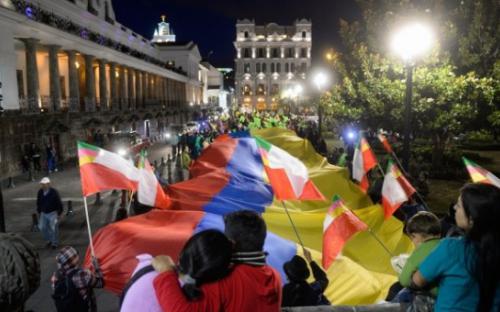 Ecuatorianos se congregan frente al Palacio de Carondelet en Quito para confirmar su respaldo al Gobierno. 25 de junio de 2015.
