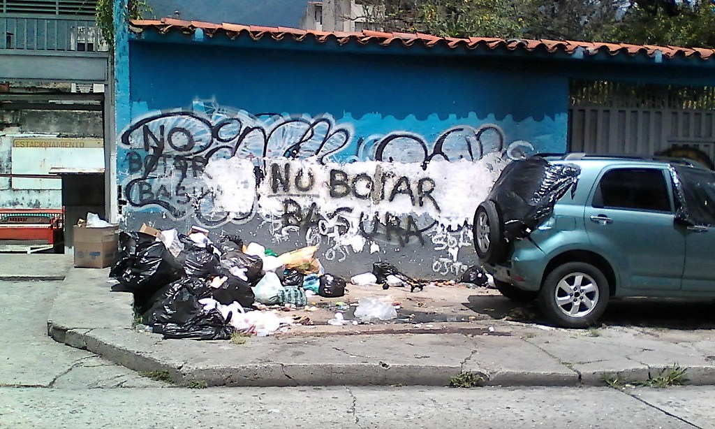 La basura es el nuevo adorno municipal (Foto: Av. 2 / entre calles 27 y 28)