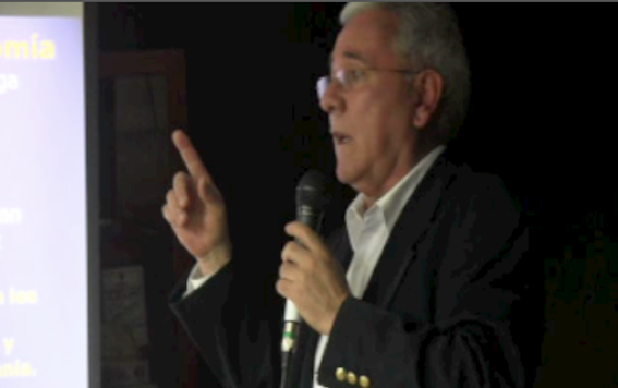 Jairo La Rotta durante su presentación sobre el Bolívar-Oro en la sala No 7 de Parque Central